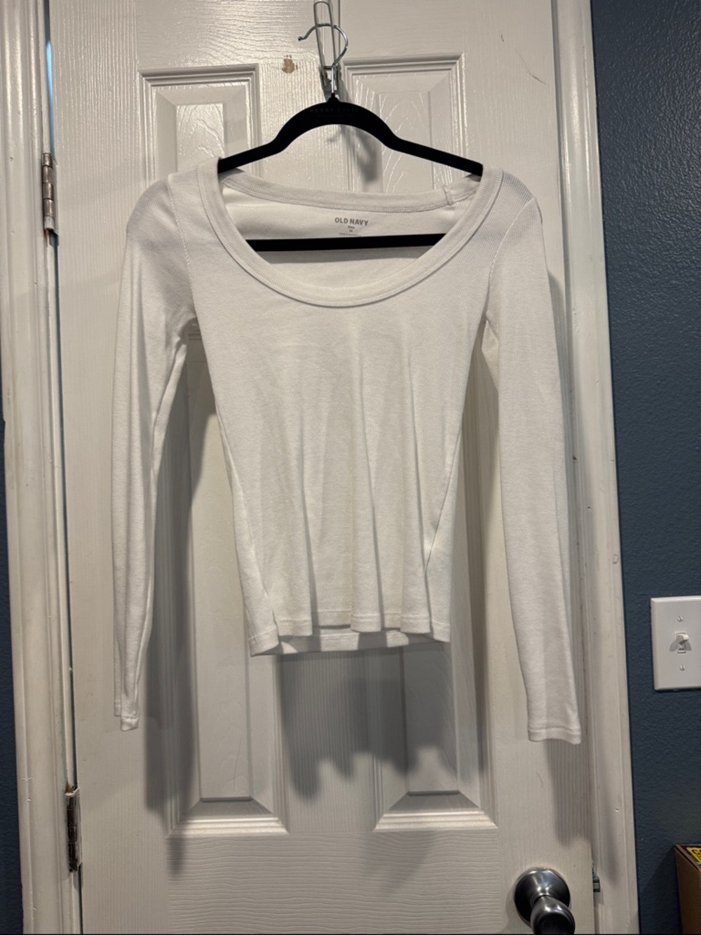 Old Navy White Long-Sleeve Scoop Neck Tee